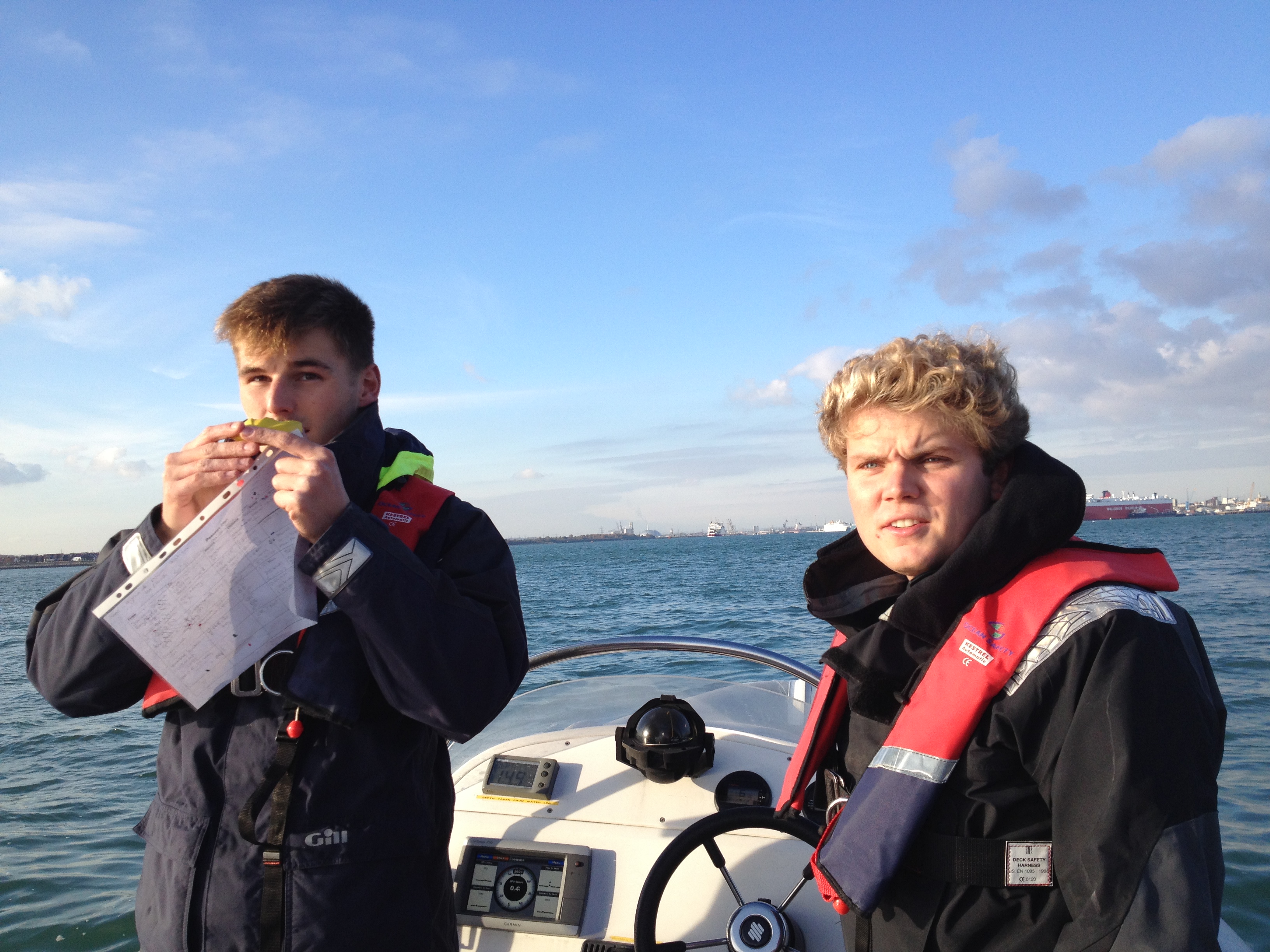 Intermediate powerboat